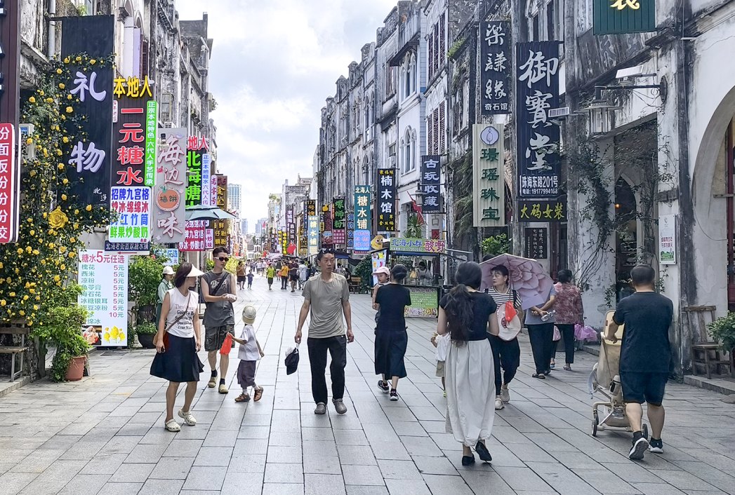 游客在清爽的老街上从容漫步