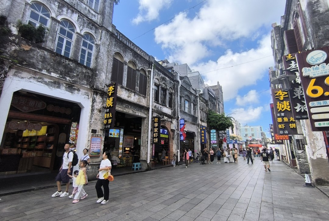 珠海路骑楼老街，蓝天下的百年立面更上镜