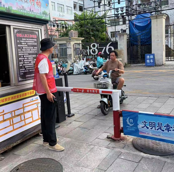 岗亭值守，电动车止步步行街外