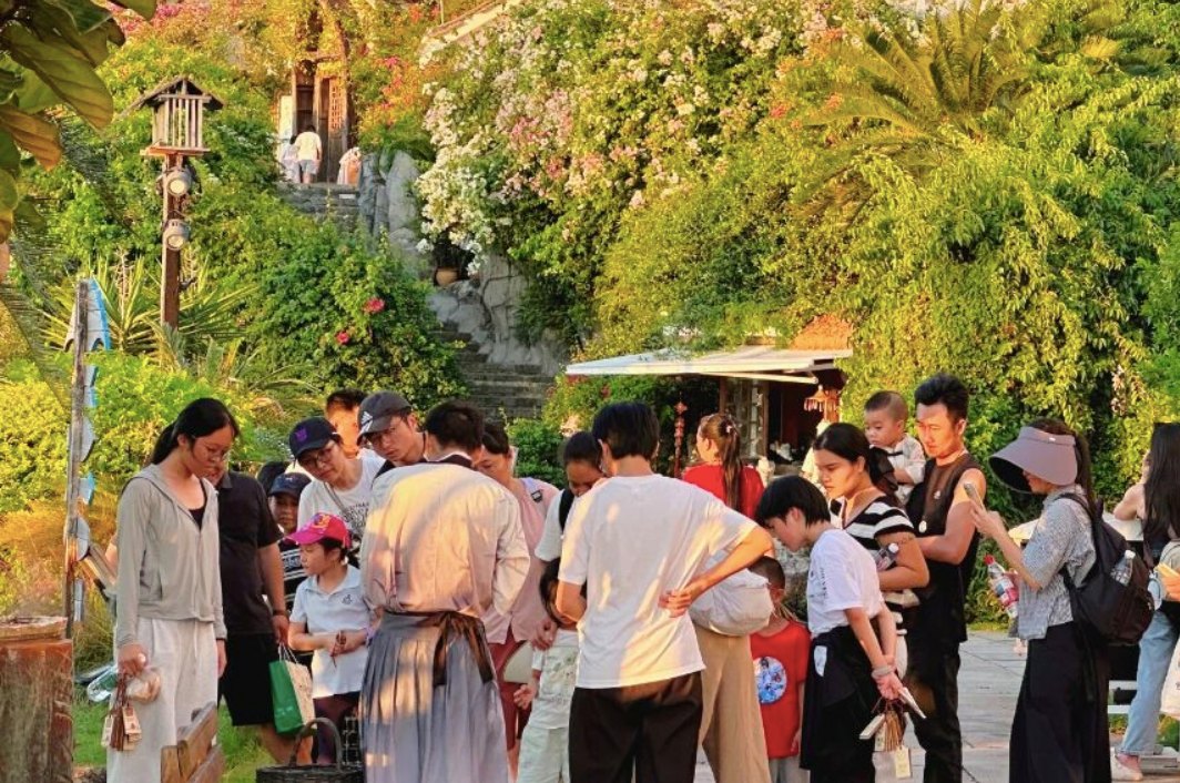 游客在古港区域参与丝路商贸互动