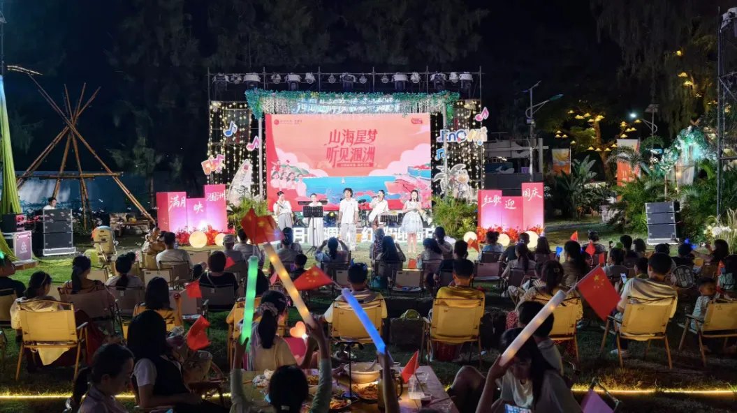游客在海丝首港观看演出
