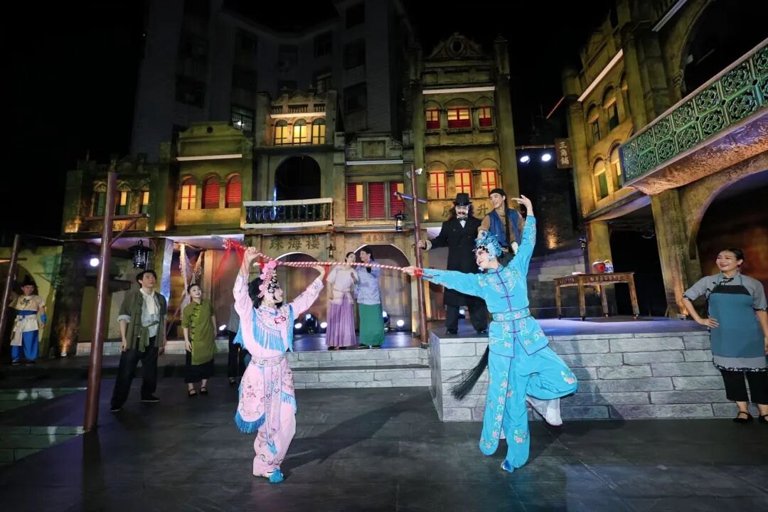 演员在老街廊柱间表演