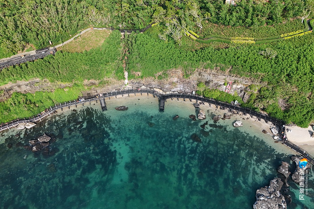 鳄鱼山的火山口与玻璃海