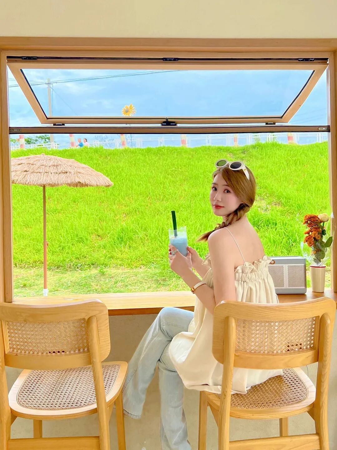 湖边咖啡窗边