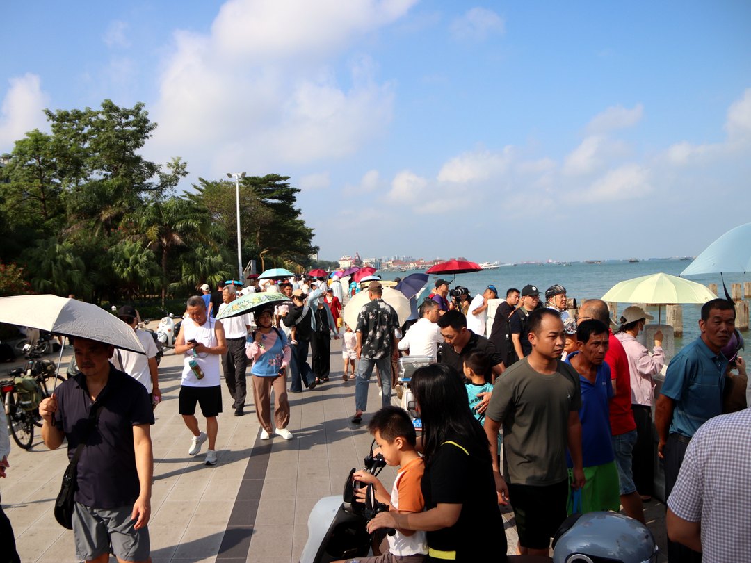海边步道上的人潮