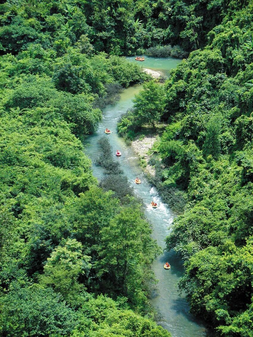 古龙山大峡谷的峡谷漂流河道