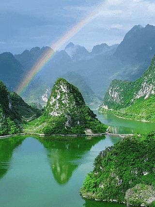 浩坤湖:峰林环绕、碧水青山
