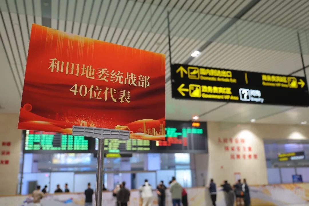交流团在文化场所前合影