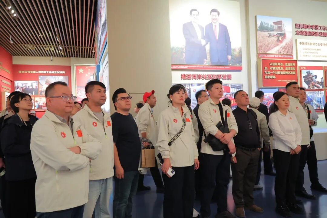代表团在展厅内参观学习