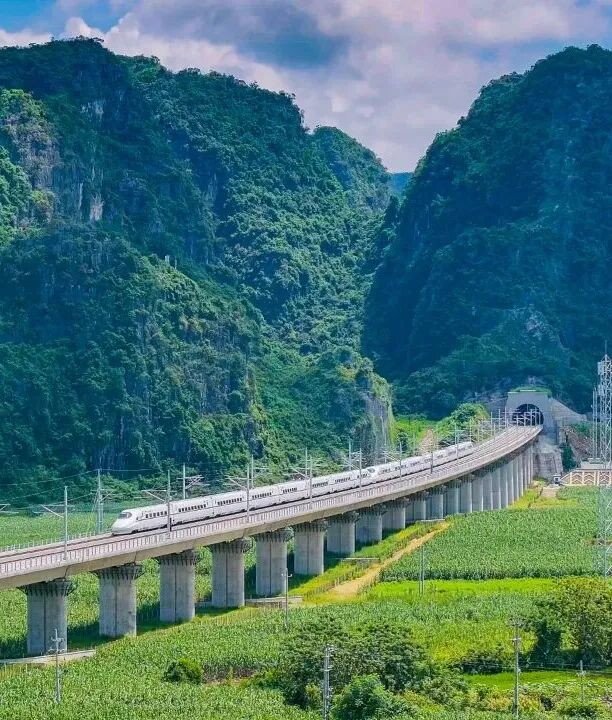 高速穿山谷