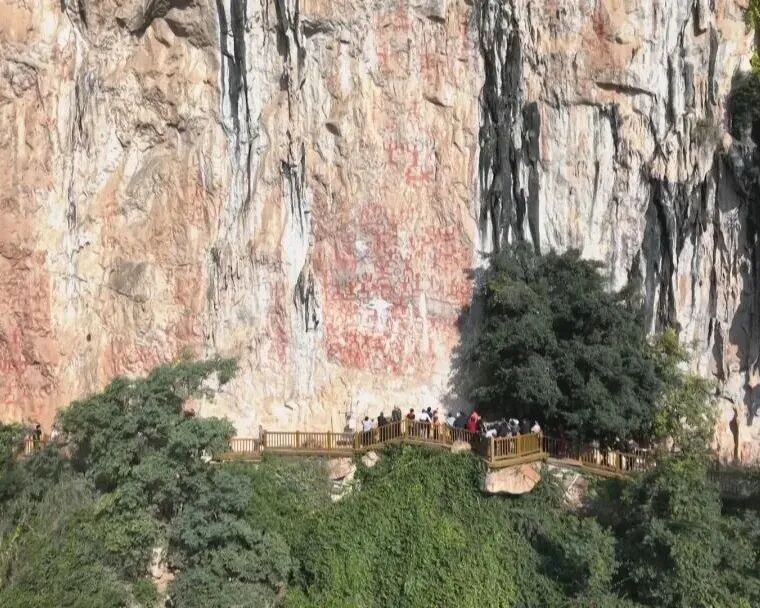 花山岩画崖壁江边远景