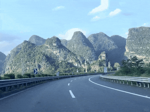 沿边公路，一侧是广西一侧是越南