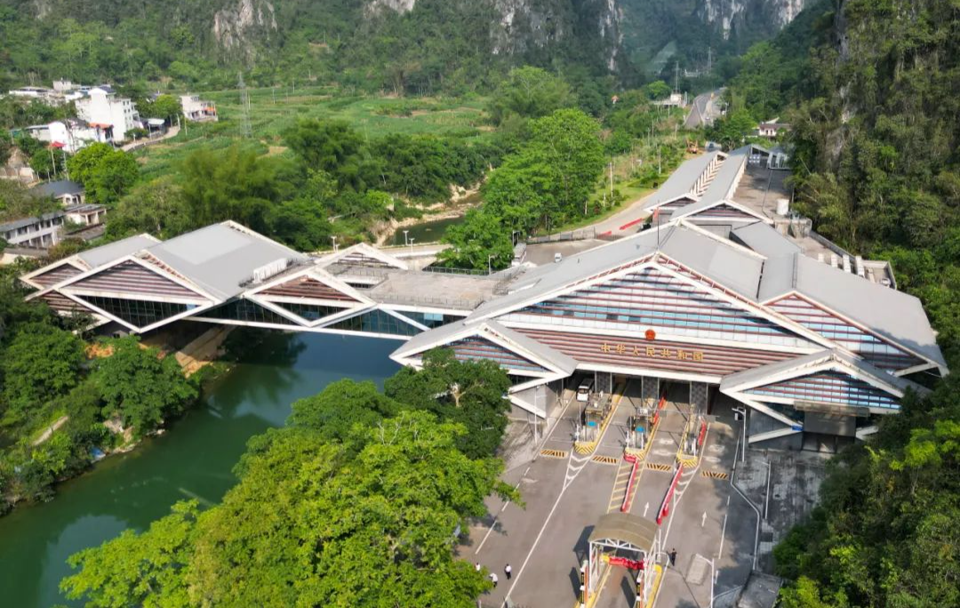 硕龙口岸，终点设在国门前